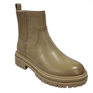 Women's Lug Chelsea Boots.